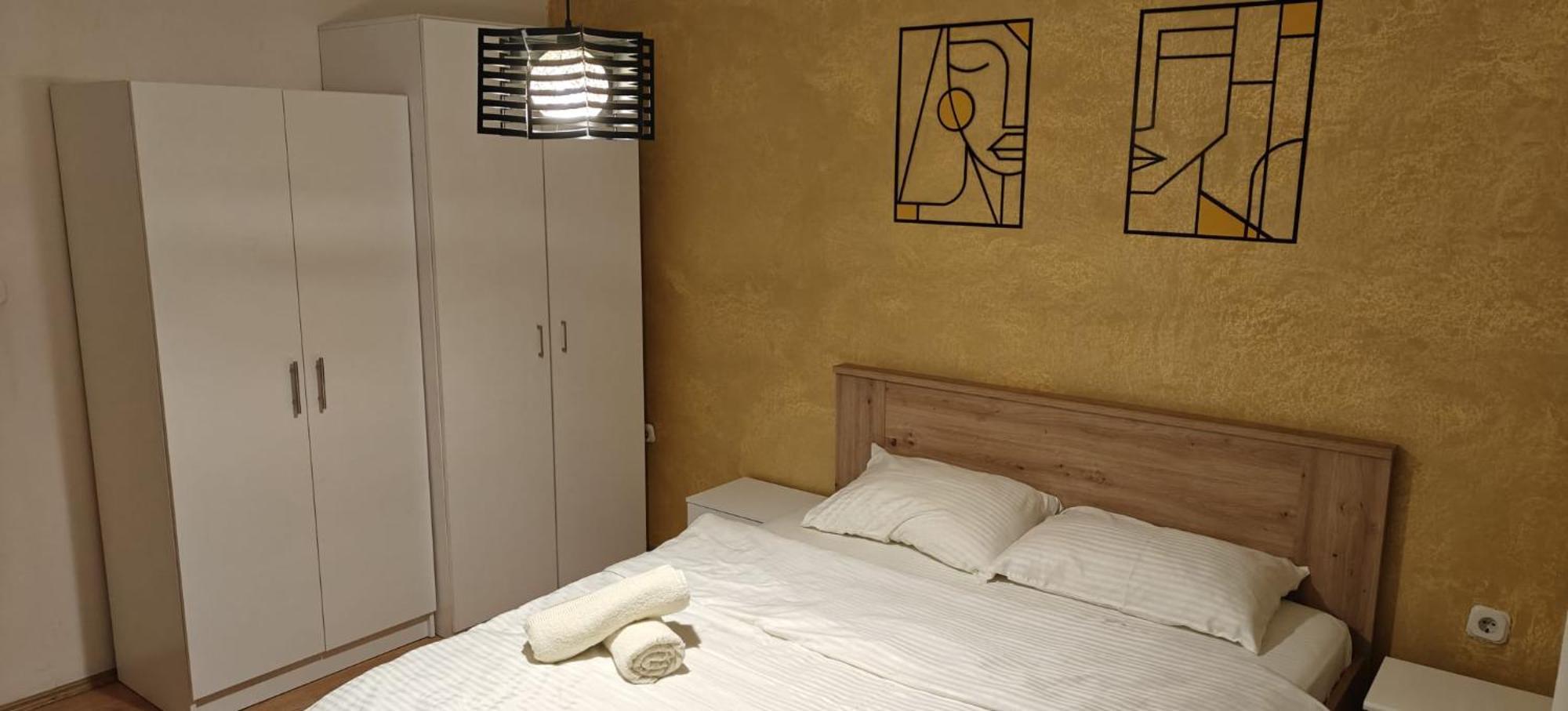Calla 5 Apartment: Central Square Living with Secure Parking Skopje Exterior photo